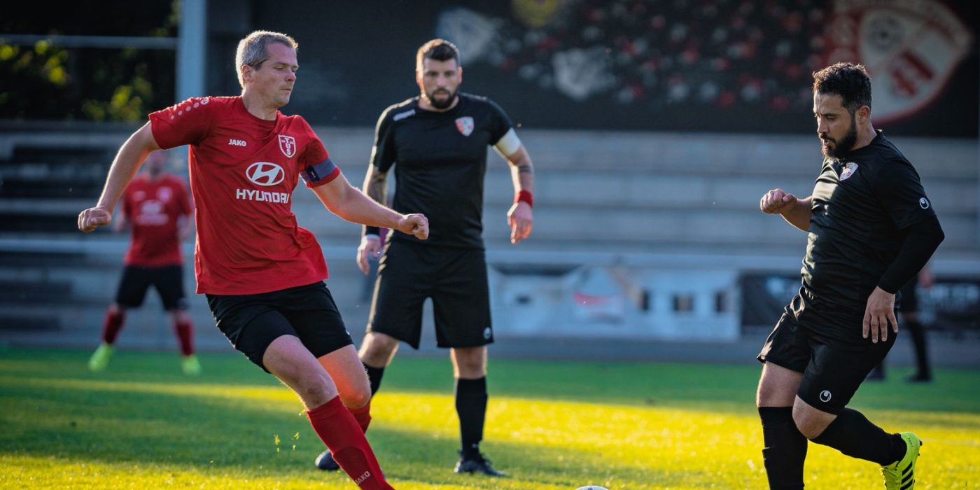 Zweikampf während eines Fußballspiels im Stadion