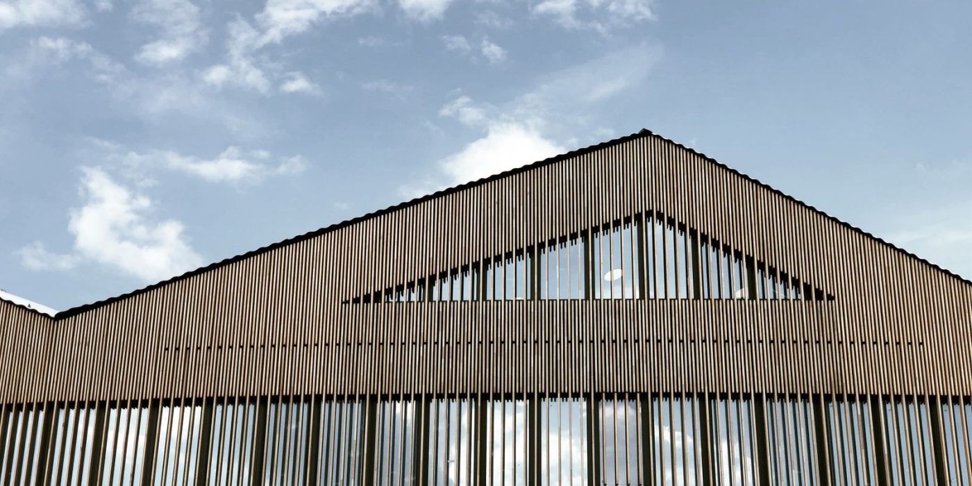 Sportlich genutztes Vereinsgebäude mit Holzfassade