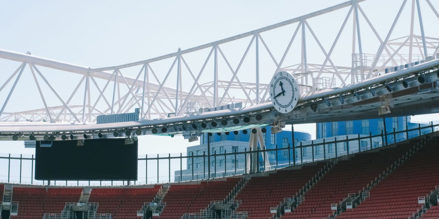 Flutlichtspiel im Stadion am Abend