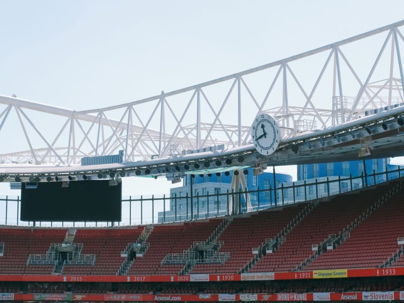 Flutlichtspiel im Stadion am Abend