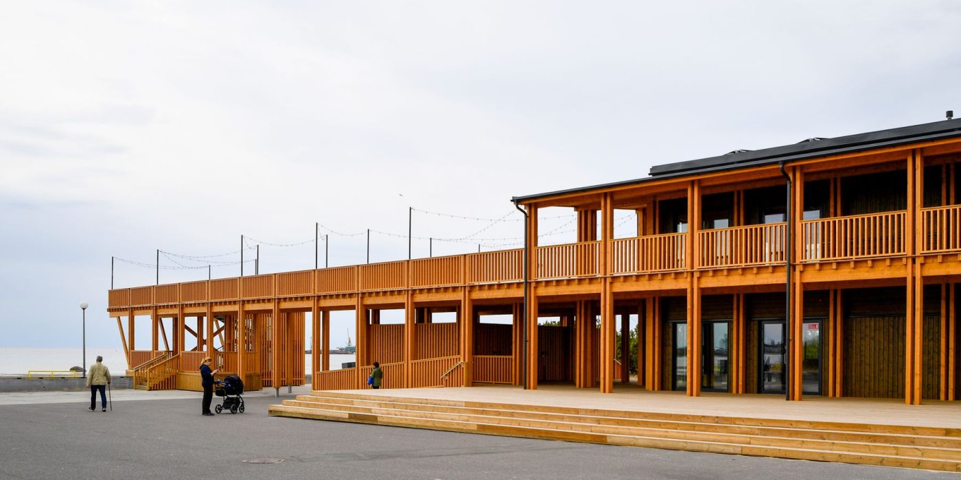 Modernes Vereinsheim mit Holzfassade und Terrasse